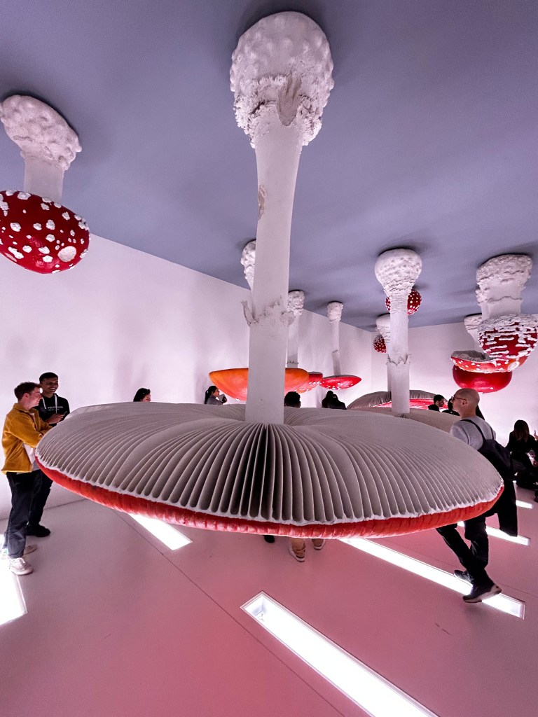 Funghi capovolti, fondazione Prada Milano