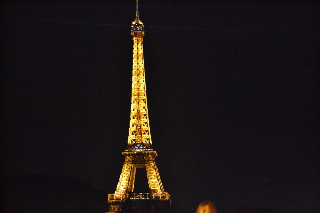Torre Eiffel-Parigi-foto-di-notte