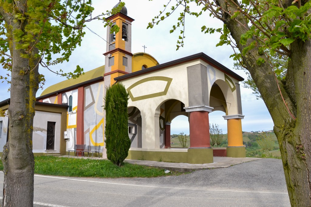 Chiesetta di Coazzolo, chiesetta colorata