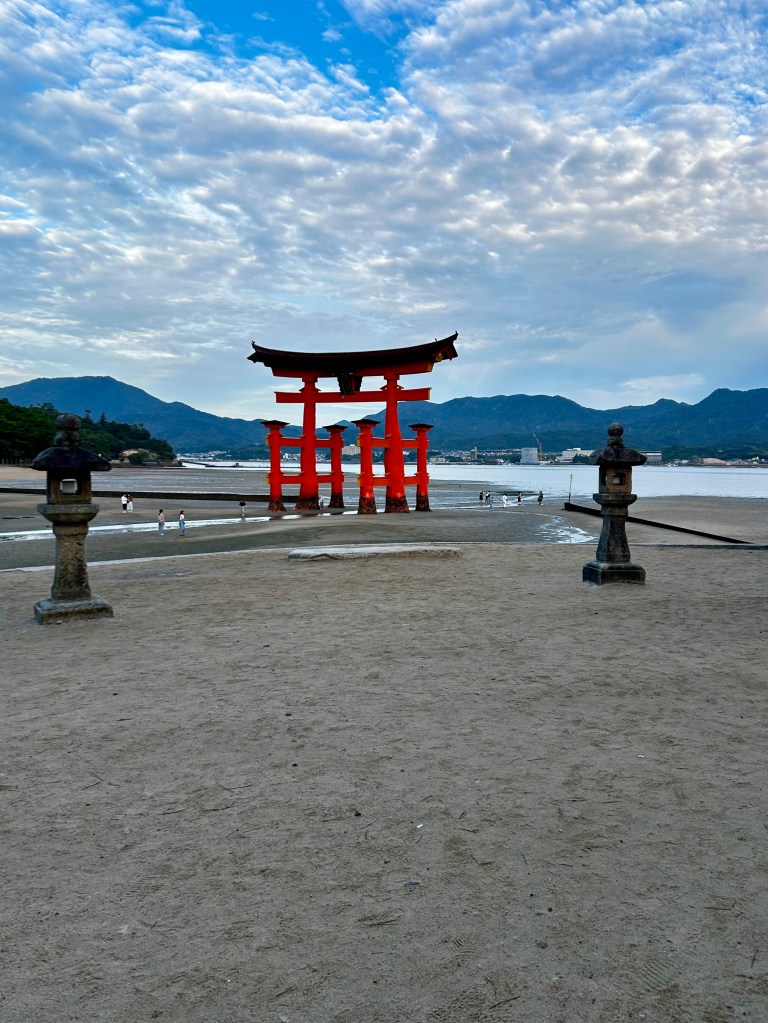 Il grande torii "galleggiante" del Santuario di Itsukushima, Isola di Miyajima
